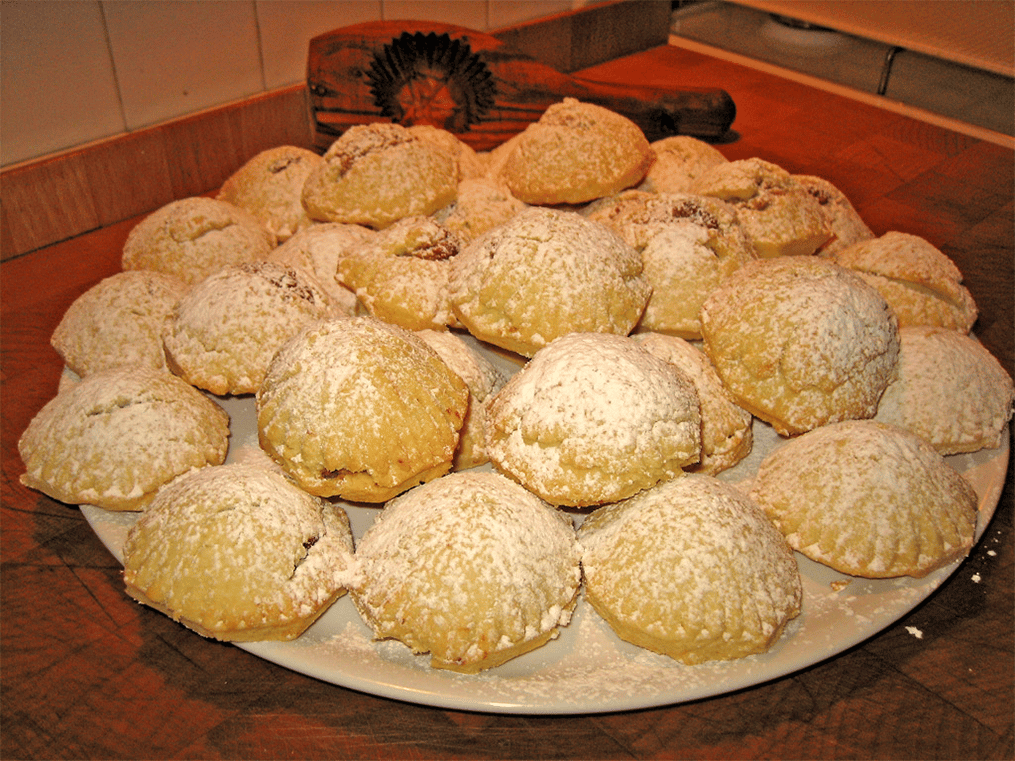 most-delicious-dessert-recipes-series-maamoul-are-delicious-butter-cookies-with-a-date-filling-ma’amoul-1