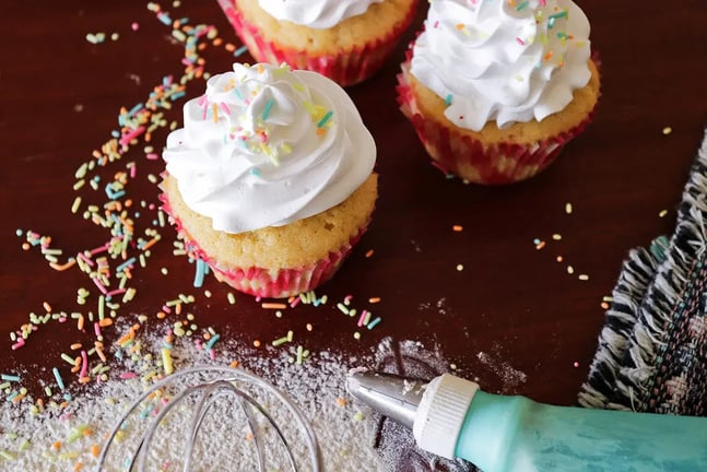 This Cake Baking Recipe Guide Teaches You All You Need To Know To Make The Perfect Vanilla Cupcakes