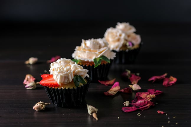 This Guide Teaches You How To Make These Special Sweets: Strawberry Champagne Cupcakes