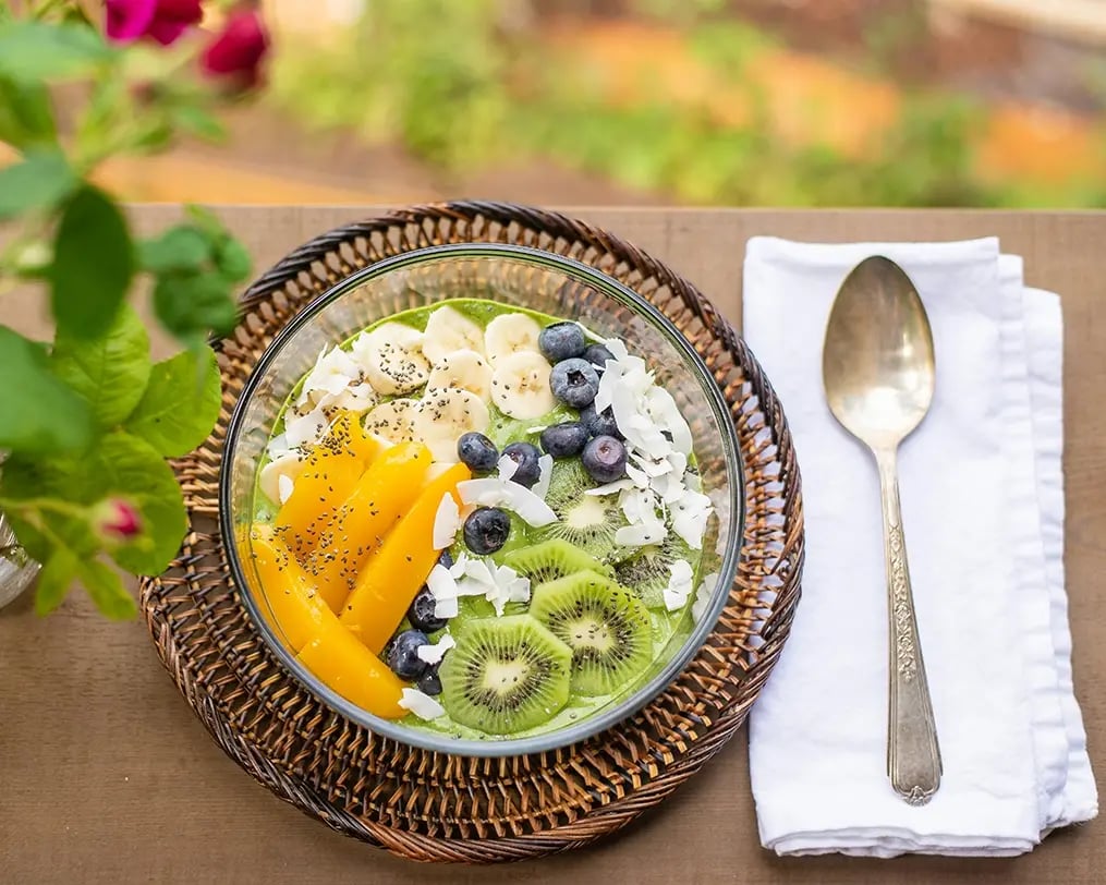 mango-kale-smoothie-bowl