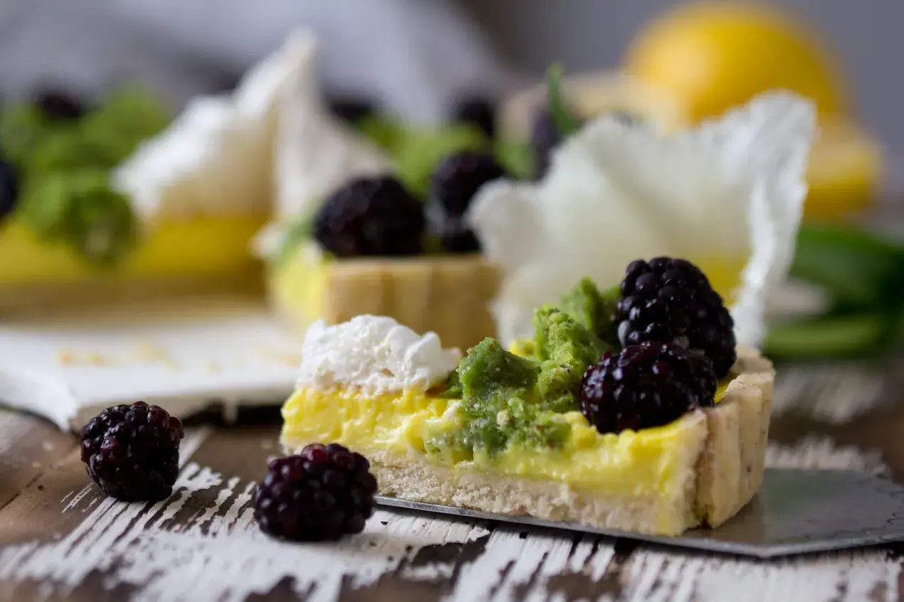 Moist Lemon Cakes with Fresh Blackberry Toppings for Elegant Celebrations